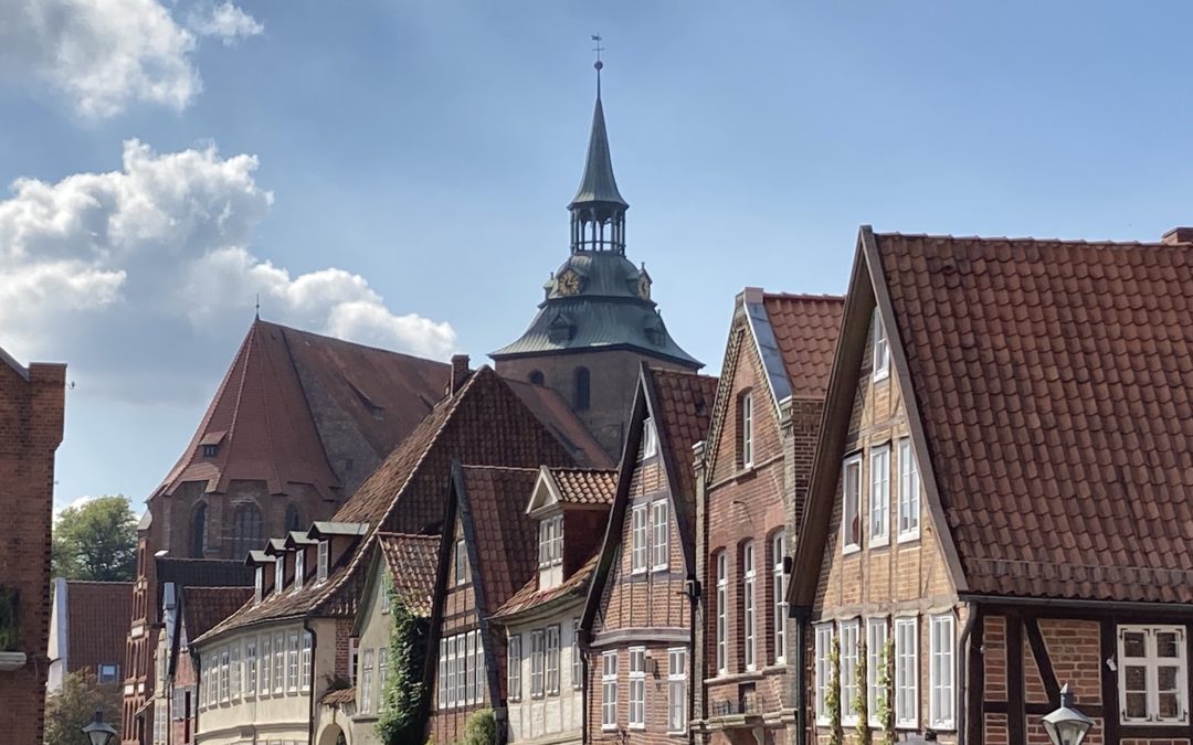 St Michaelis behind 17th century houses