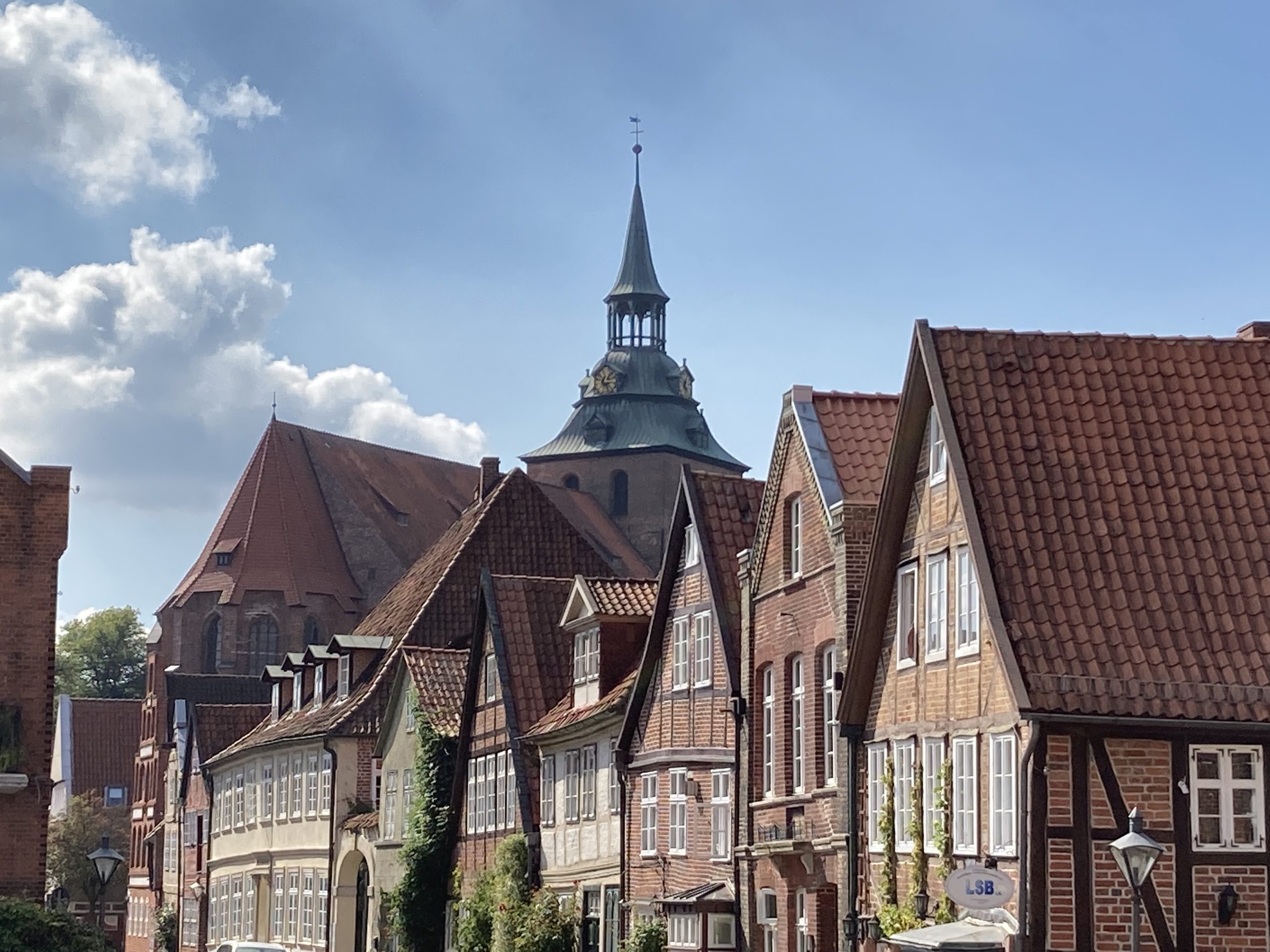 St Michaelis behind 17th century houses