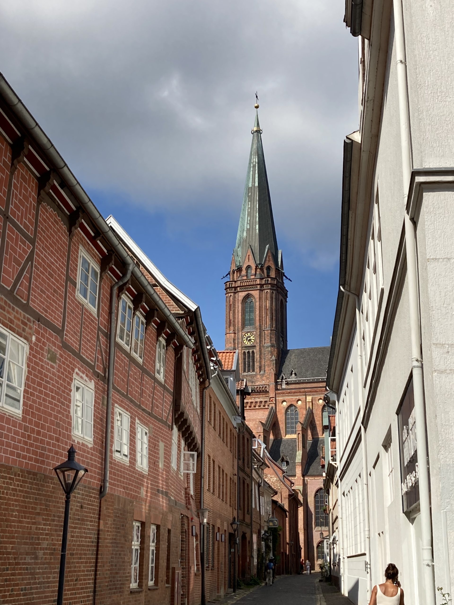 tower of St Nicolai seen from a street with 17th buildings