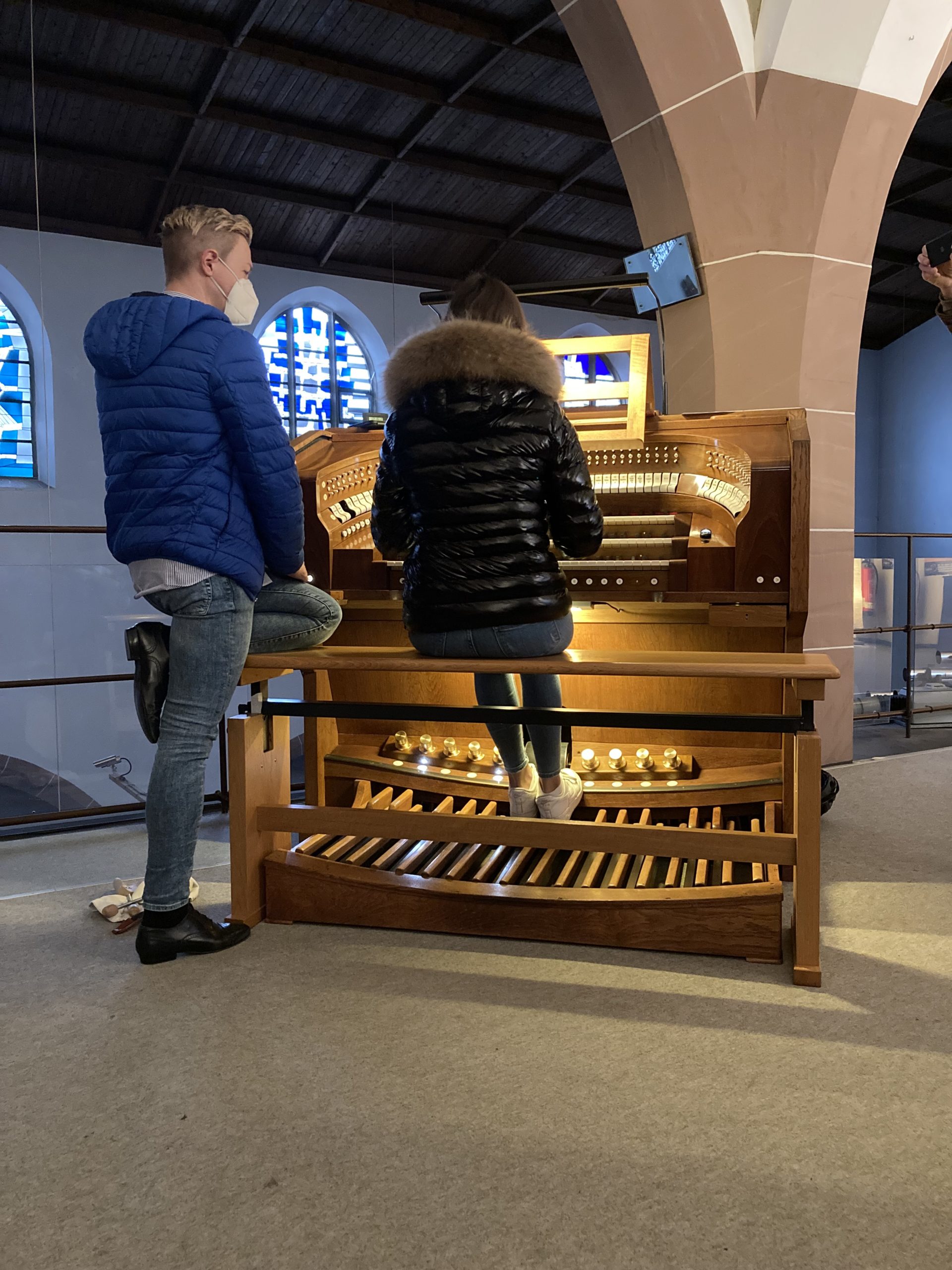 Schülerin probiert, Orgel zu spielen