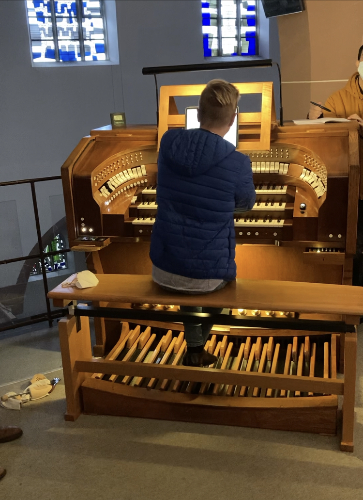 Peter, der Profi, spielt Orgel